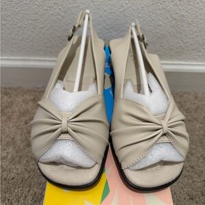 “New” Easy Street Cream Slingback Sandals size7.5